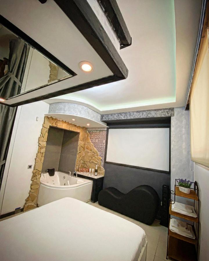 Aparta Suite La Nuit Calafell Buitenkant foto